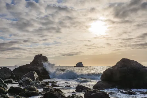 Rocky Shore 4K Wallpaper · ocean · 3840×2560