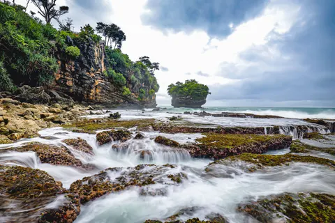 Rocky Shore 4K Wallpaper · ocean · 3840×2560
