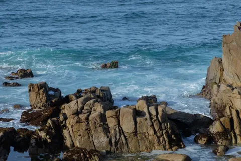 Rocky Shore 4K Wallpaper · ocean · 3840×2560