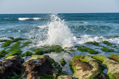 Rocky Shore 4K Wallpaper · ocean · 3840×2560