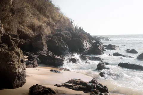 Rocky Shore 4K Wallpaper · ocean · 3840×2560