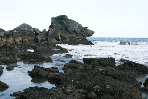 Rocky Shore 4K Wallpaper · ocean · 3840×2560