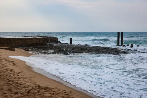 Rocky Shore 4K Wallpaper · ocean · 3840×2561
