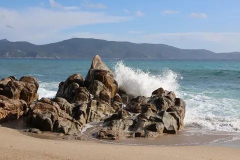 Rocky Shore 4K Wallpaper · ocean · 3840×2560