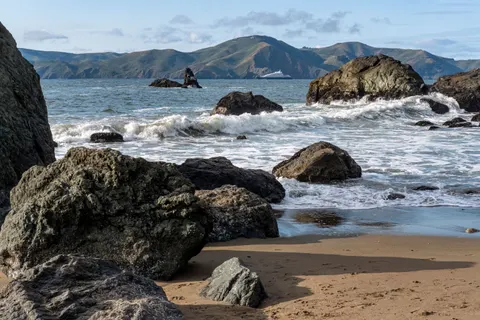 礁石海岸 4K壁纸 · ocean · 3840×2560