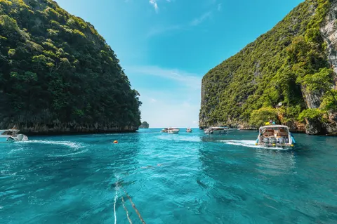 Clear Lagoon 4K Wallpaper · ocean · 3840×2552