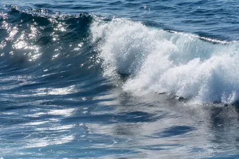 Surf Wave 4K Wallpaper · ocean · 3840×2560
