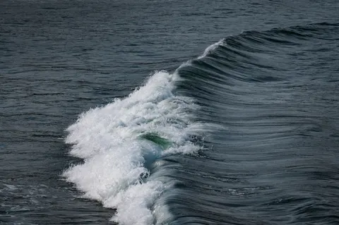 Surf Wave 4K Wallpaper · ocean · 3840×2552