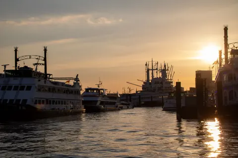 Coastal Harbor 4K Wallpaper · ocean · 3840×2560