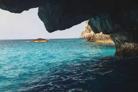 Sea Cave 4K Wallpaper · ocean · 3840×2560