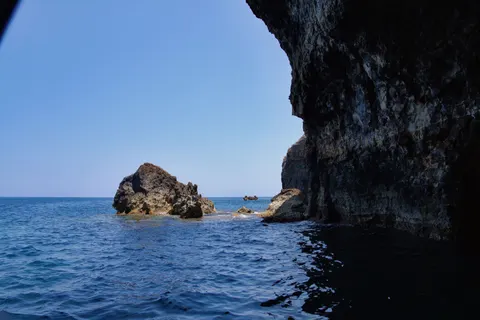 Sea Cave 4K Wallpaper · ocean · 3840×2562