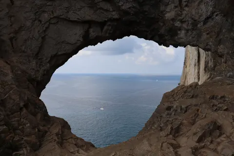 Sea Cave 4K Wallpaper · ocean · 3840×2560