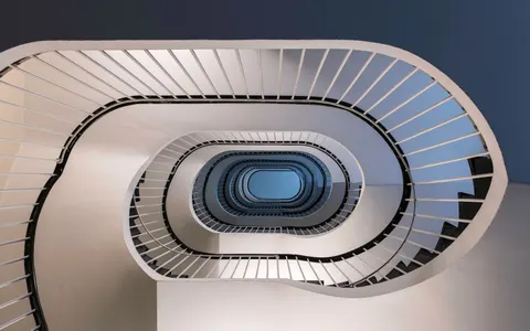 Spiral Merdiven 4K Duvar Kağıdı · architecture · 3840×2400