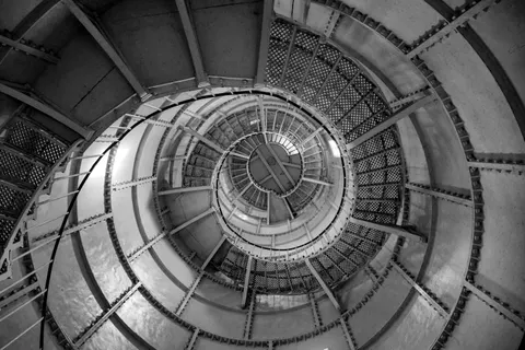 सर्पिल सीढ़ी 4K वॉलपेपर · architecture · 3840×2560