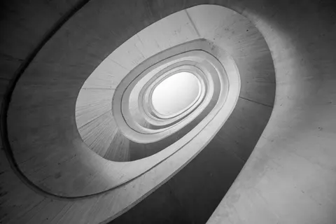 सर्पिल सीढ़ी 4K वॉलपेपर · architecture · 3840×2560