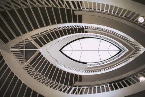 Spiral Merdiven 4K Duvar Kağıdı · architecture · 3840×2560