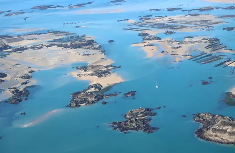خلفية جزيرة من الجو بدقة 4K · ocean · 3840×2499
