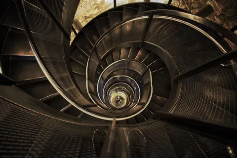 सर्पिल सीढ़ी 4K वॉलपेपर · architecture · 3840×2560