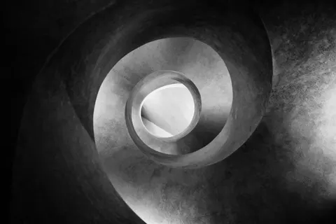 सर्पिल सीढ़ी 4K वॉलपेपर · architecture · 3840×2560