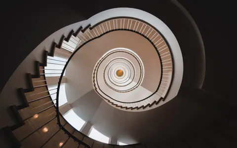 螺旋樓梯 4K桌布 · architecture · 3840×2400