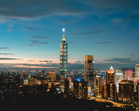 Hong Kong Night 4K Wallpaper · city · 3840×3072