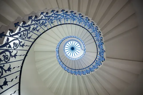 सर्पिल सीढ़ी 4K वॉलपेपर · architecture · 3840×2555