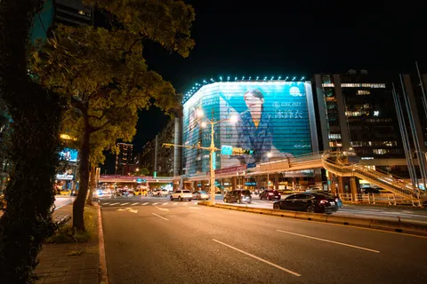 Seoul Night 4K Wallpaper · city · 3840×2561