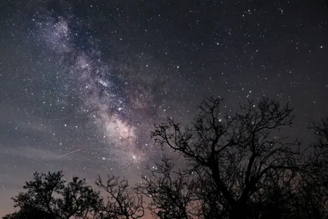 خلفية درب التبانة ليلاً بدقة 4K · space · 3840×2560