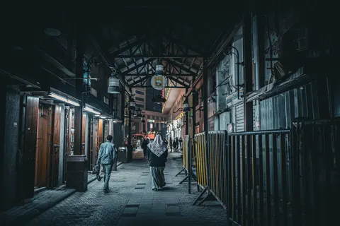 Night Market 4K Wallpaper · city · 3840×2560