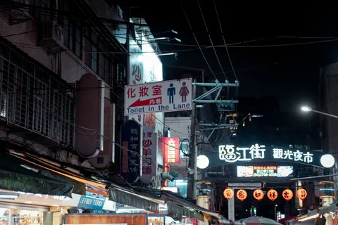 Night Market 4K Wallpaper · city · 3840×2561