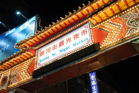 Night Market 4K Wallpaper · city · 3840×2560