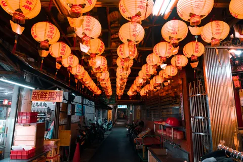 Night Market 4K Wallpaper · city · 3840×2561