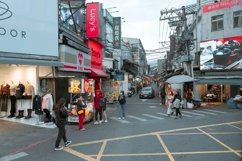 Night Market 4K Wallpaper · city · 3840×2561