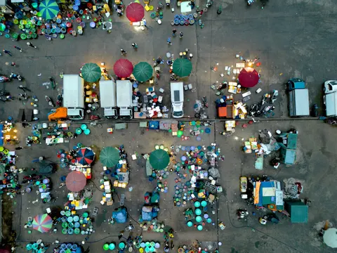 Night Market 4K Wallpaper · city · 3840×2880