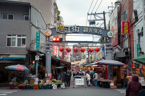 Night Market 4K Wallpaper · city · 3840×2561