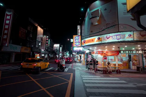 Night Market 4K Wallpaper · city · 3840×2561