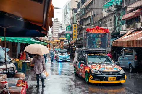 Night Market 4K Wallpaper · city · 3840×2561