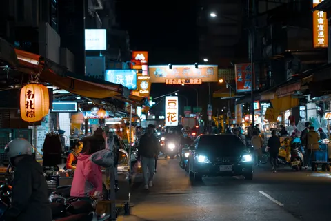 Night Market 4K Wallpaper · city · 3840×2561