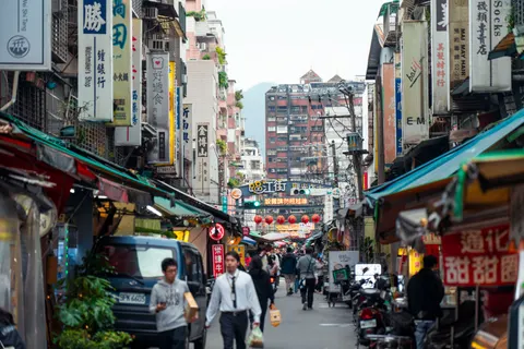 Night Market 4K Wallpaper · city · 3840×2561