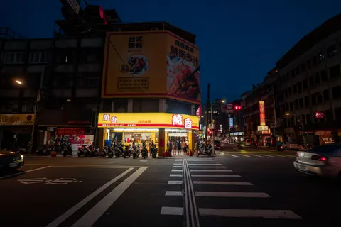 Night Market 4K Wallpaper · city · 3840×2561