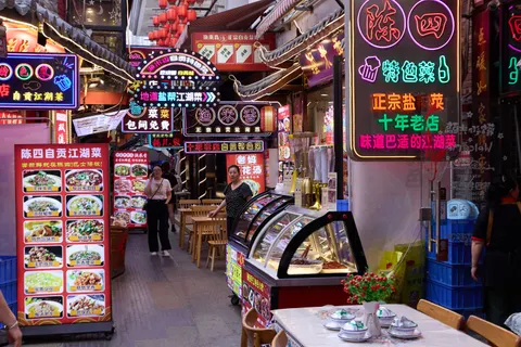 Night Market 4K Wallpaper · city · 3840×2560