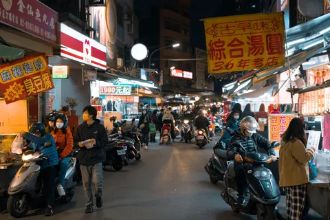 Night Market 4K Wallpaper · city · 3840×2561