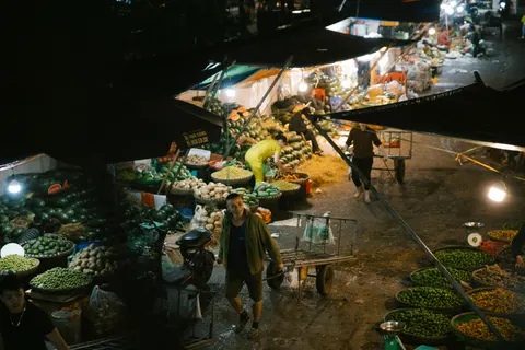 Night Market 4K Wallpaper · city · 3840×2560