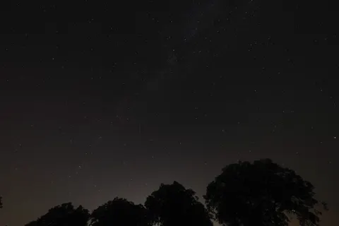 별이 빛나는 하늘 4K 배경화면 · space · 3840×2560
