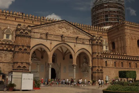 Cathedral 4K Wallpaper · architecture · 3840×2560