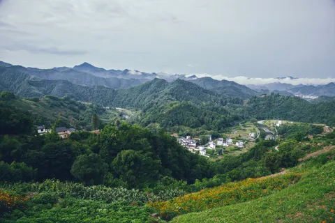 Foggy Valley 4K Wallpaper · mountains · 3840×2560