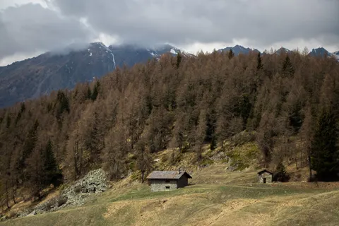 Mountain Cabin 4K Wallpaper · mountains · 3840×2560