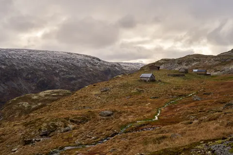Mountain Cabin 4K Wallpaper · mountains · 3840×2561