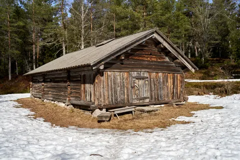 Mountain Cabin 4K Wallpaper · mountains · 3840×2561