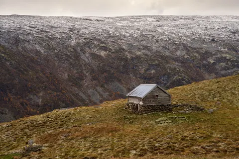 Mountain Cabin 4K Wallpaper · mountains · 3840×2561
